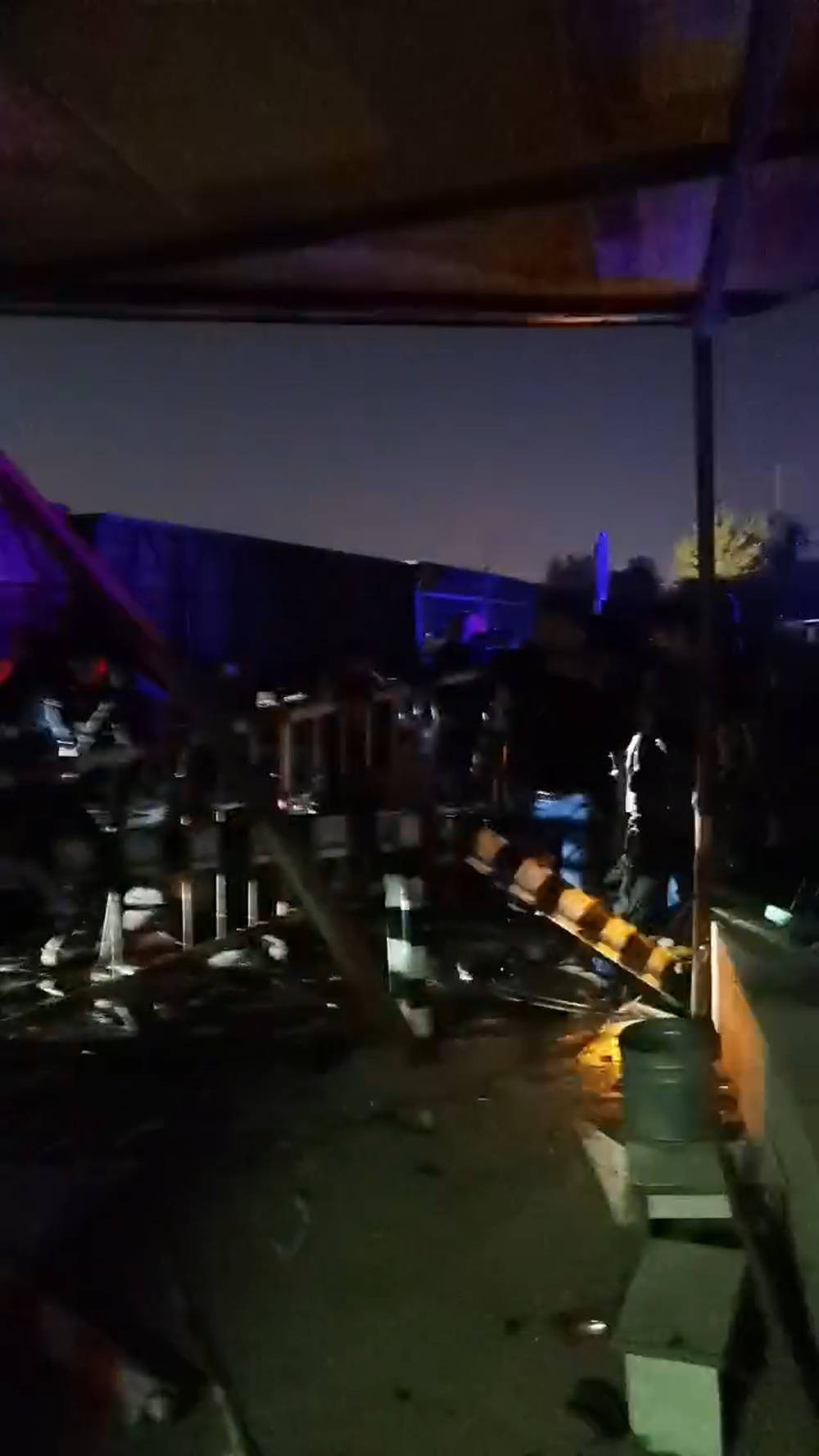 皇冠信用网足球代理_辽宁葫芦岛市一轿车与火车相撞皇冠信用网足球代理,当地应急部门:轿车闯入闸口,致2死6伤