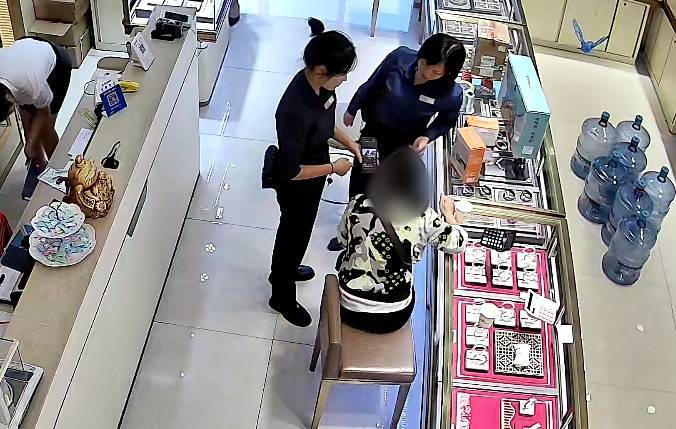 皇冠信用網代理_柳州女子到柳南万达买3万元黄金皇冠信用網代理,不挑款不问价,店员吓到报警!