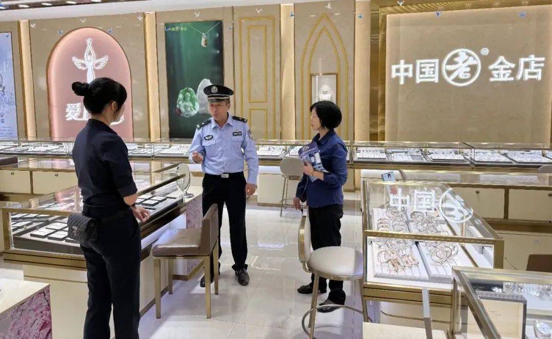 皇冠信用網代理_柳州女子到柳南万达买3万元黄金皇冠信用網代理,不挑款不问价,店员吓到报警!