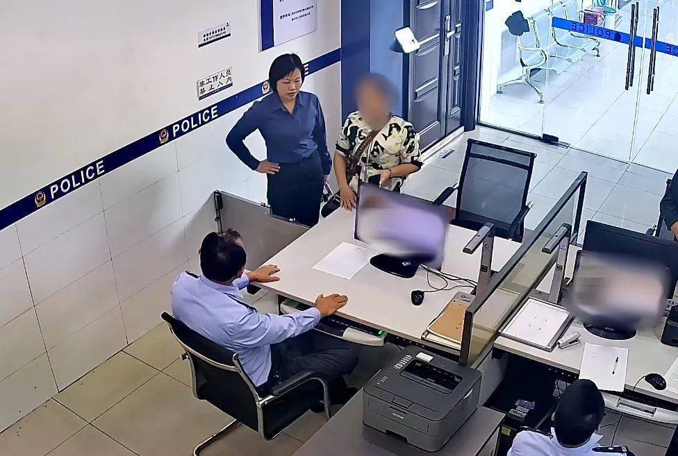 皇冠信用網代理_柳州女子到柳南万达买3万元黄金皇冠信用網代理,不挑款不问价,店员吓到报警!