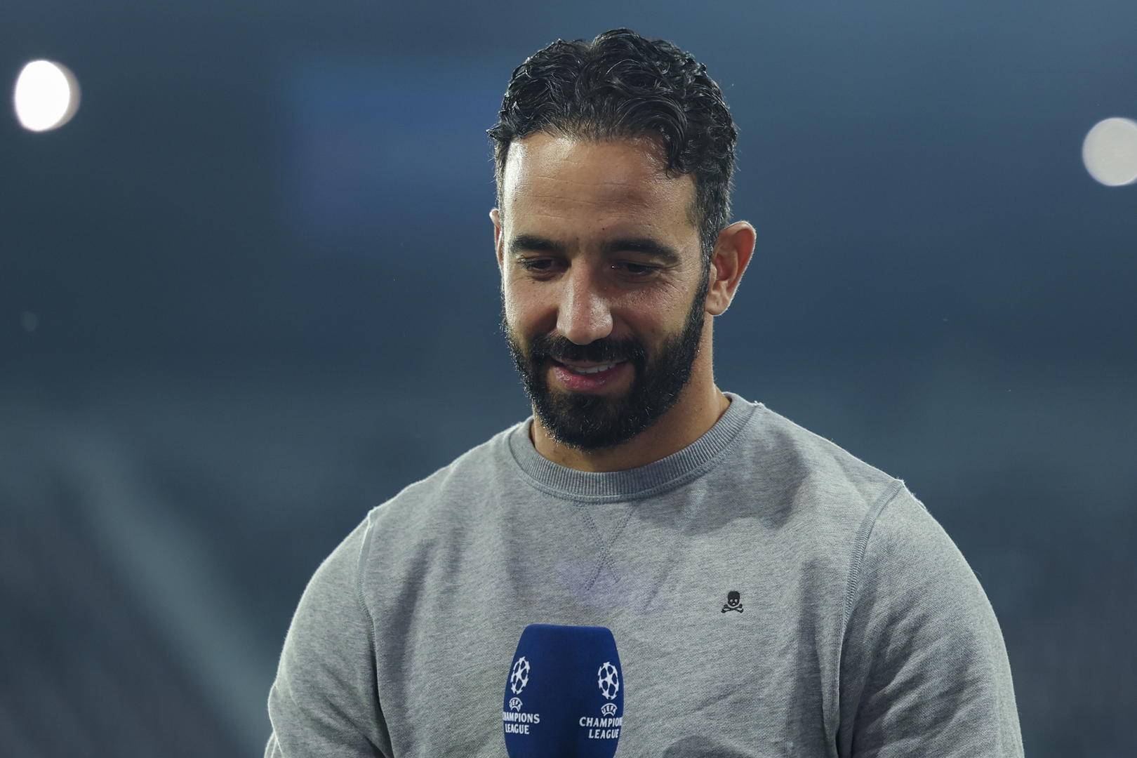 皇冠足球平台在哪里注册_阿莫林学滕哈赫“带货”皇冠足球平台在哪里注册?外媒:曼联要准备近2亿欧元溢价买人