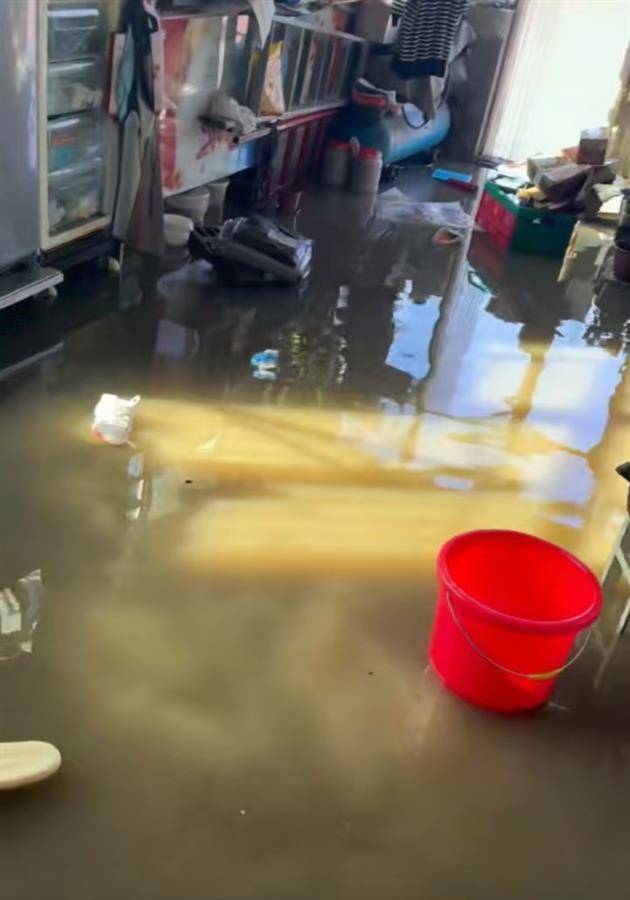 皇冠足球平台_辽宁盘锦一街道海水倒灌10天后:居民房屋家具被浸泡受损皇冠足球平台,尚不知处理进展