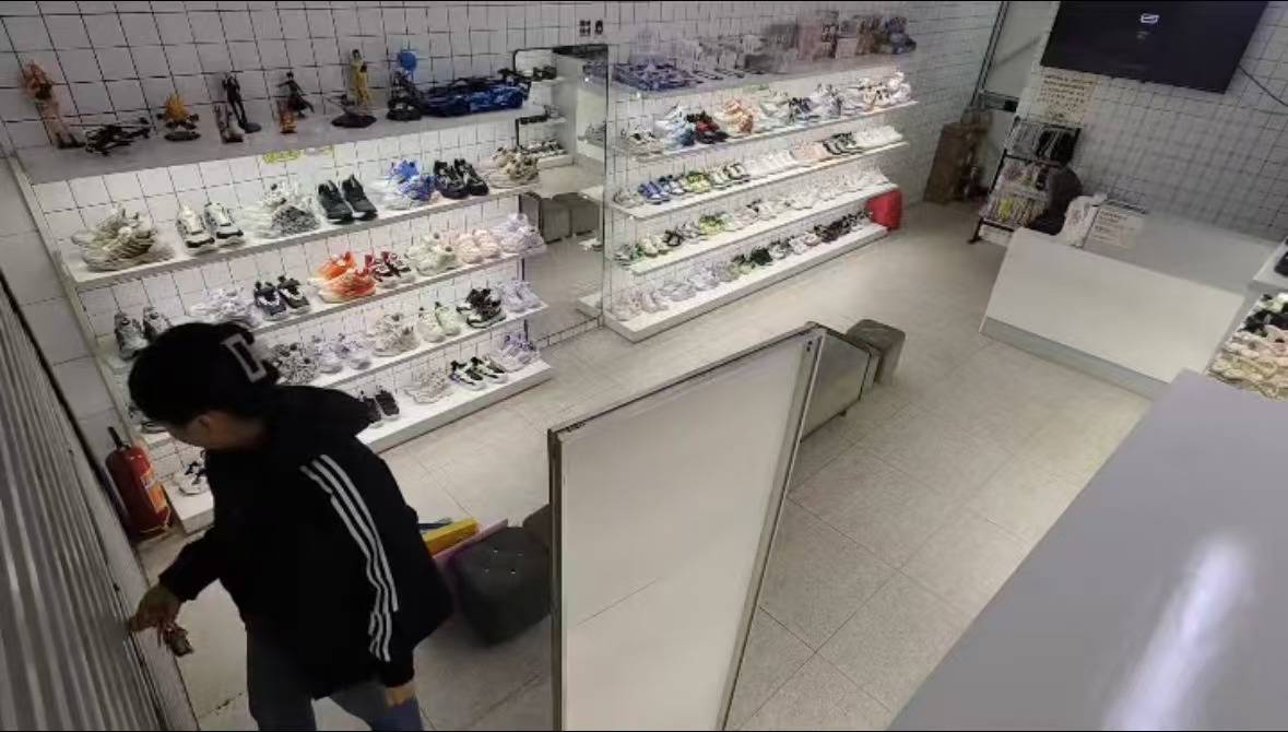 皇冠代理怎么拿_广东一鞋店老板睡过头皇冠代理怎么拿,被一群着急看电视的小学生连敲带喊催开门,调皮网友点外卖助攻