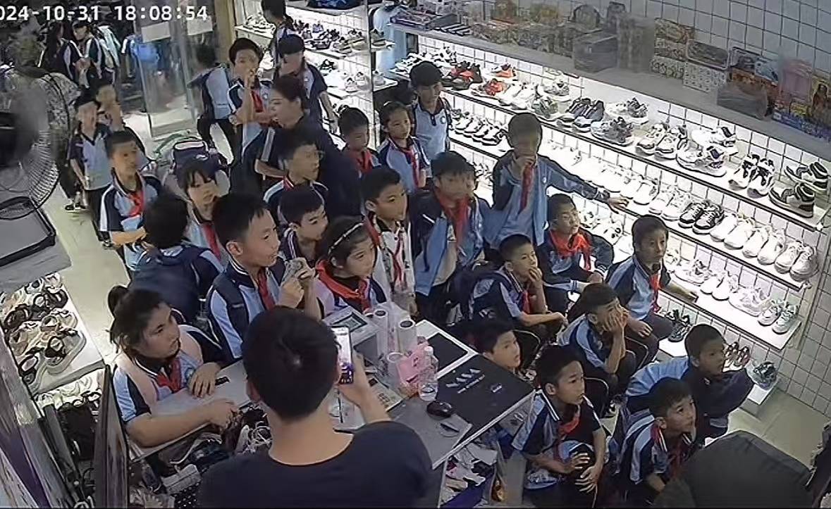 皇冠代理怎么拿_广东一鞋店老板睡过头皇冠代理怎么拿,被一群着急看电视的小学生连敲带喊催开门,调皮网友点外卖助攻