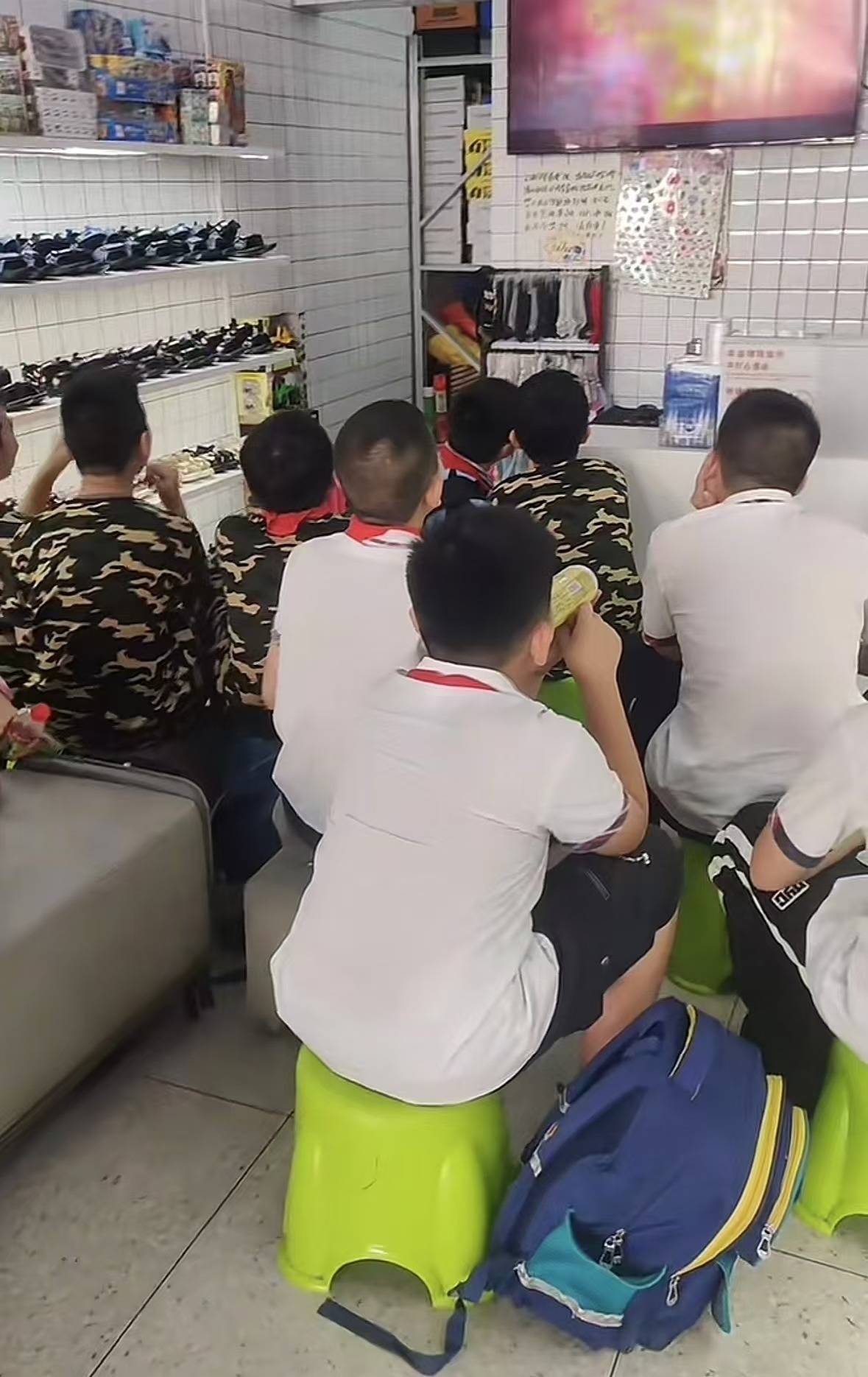 皇冠代理怎么拿_广东一鞋店老板睡过头皇冠代理怎么拿,被一群着急看电视的小学生连敲带喊催开门,调皮网友点外卖助攻