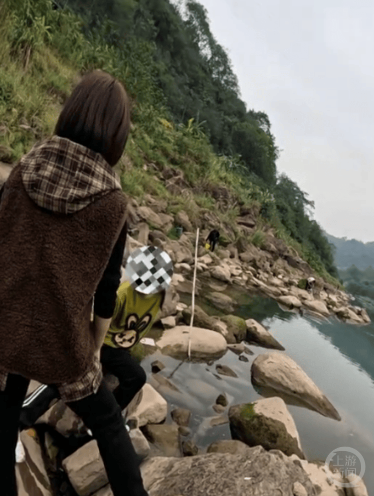 皇冠信用網结算日是哪天_父亲跳河救女不幸遇难皇冠信用網结算日是哪天,钓友用一根竹竿救回小女孩