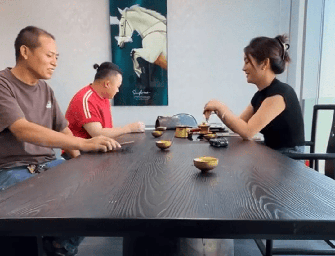 皇冠登一登二登三区别_被撞劳斯莱斯车主:不需要货车司机赔偿