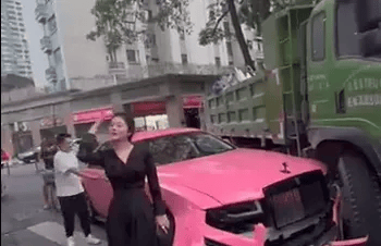 皇冠登一登二登三区别_被撞劳斯莱斯车主:不需要货车司机赔偿