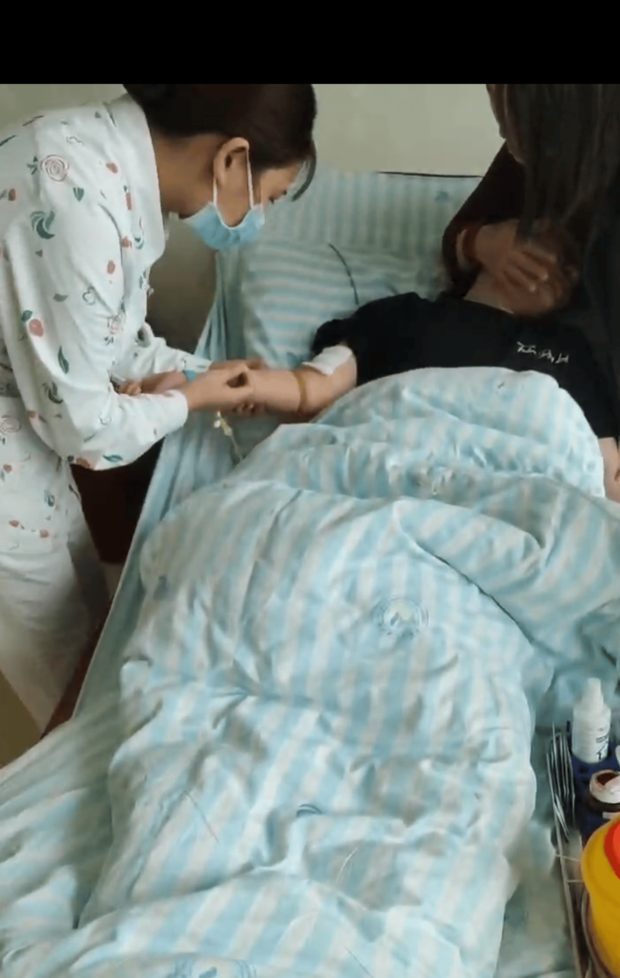 皇冠信用盘注册网址_重庆15岁女孩遭母亲男友砍伤十多处 其父质疑:行凶者仅被行拘10天