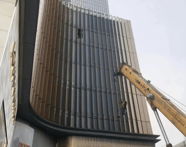 皇冠信用网登3代理_安徽合肥一商场玻璃坠落皇冠信用网登3代理,砸中路人导致死亡?银泰中心回应:目前没有生命危险