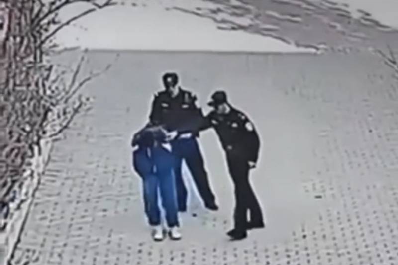 皇冠信用網怎么开户_派出所副所长踢打学生牵出案中案皇冠信用網怎么开户!教育部门回应校园霸凌传闻