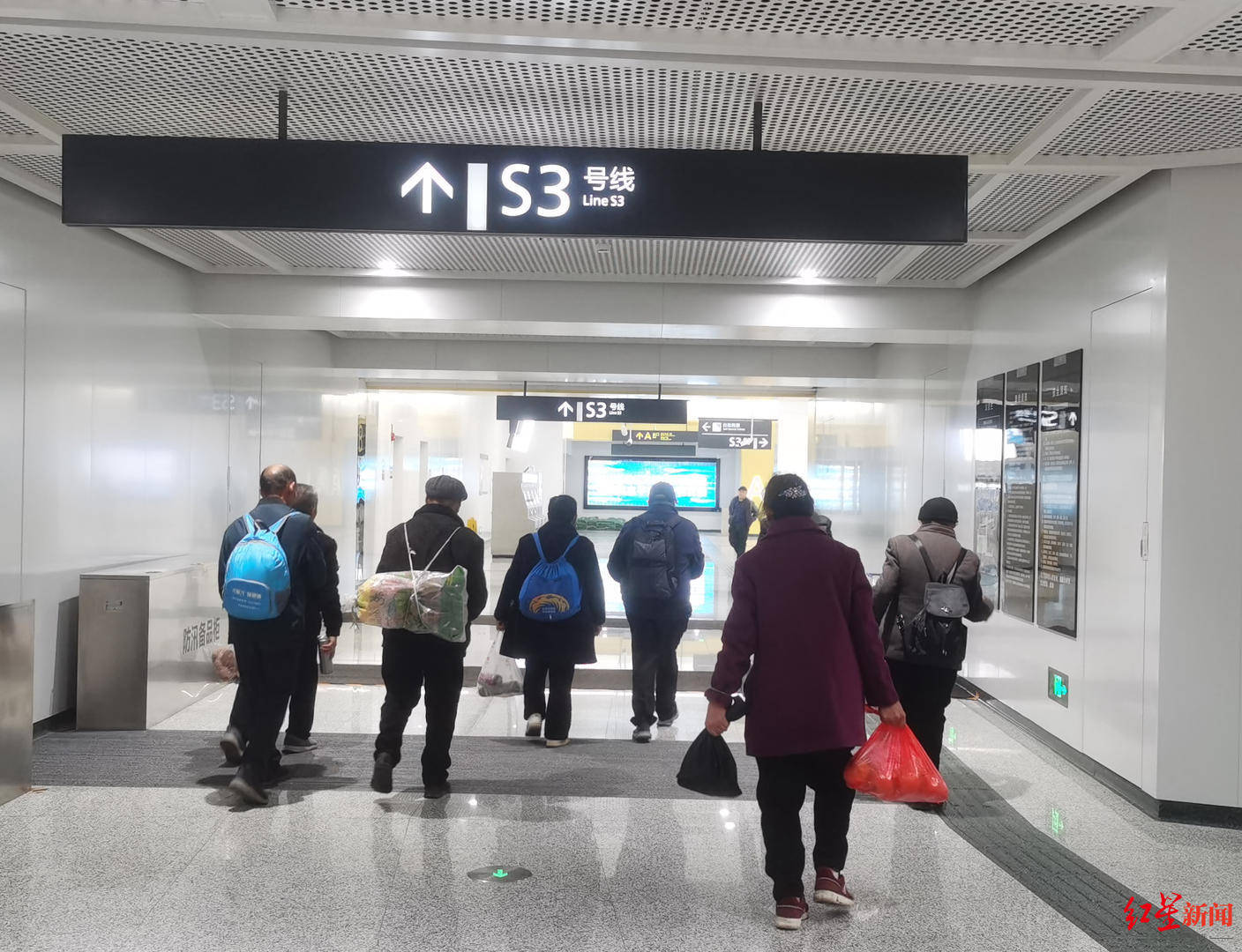 皇冠体育App下载_“买菜大军”从成都坐地铁到资阳买菜?记者实探:多为老年人皇冠体育App下载,“图农家菜新鲜”