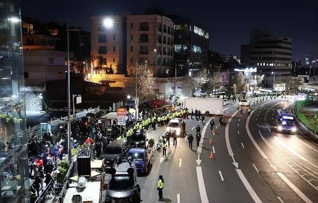 Crown Football Platform Agent_尹锡悦命运迎来转折？11000人聚集总统官邸外Crown Football Platform Agent，在野党棋差一招