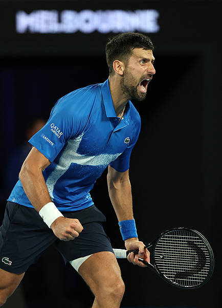 皇冠会员_靠着“一条半腿”力克阿尔卡拉斯晋级澳网四强皇冠会员,谁敢说德约科维奇老了?