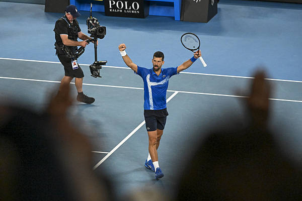 皇冠会员_靠着“一条半腿”力克阿尔卡拉斯晋级澳网四强皇冠会员,谁敢说德约科维奇老了?