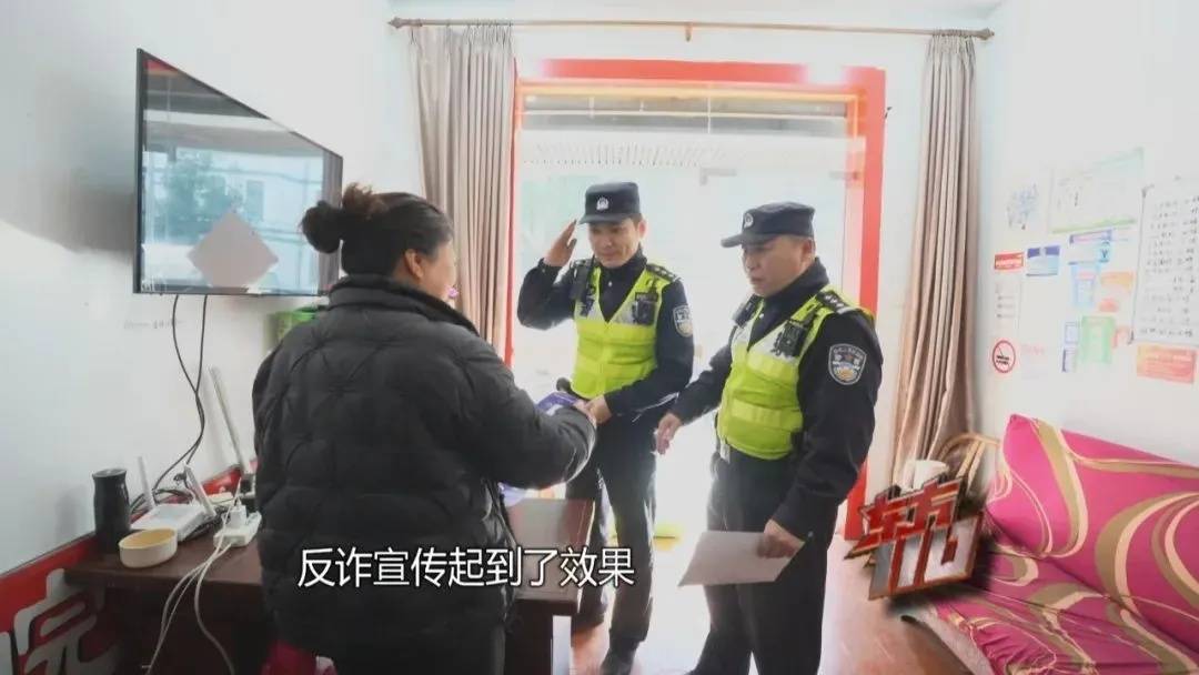 如何申请皇冠信用网_上海阿姨145万现金平铺在沙发上如何申请皇冠信用网,警察傻眼:竟要给陌生人拿走?