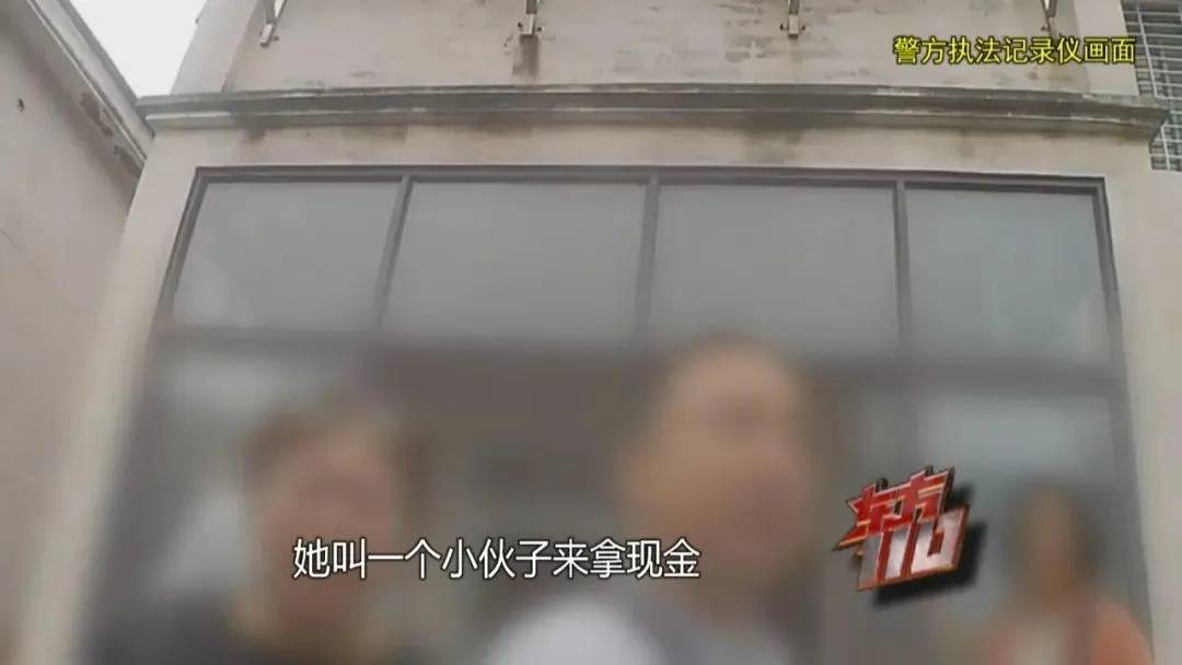 如何申请皇冠信用网_上海阿姨145万现金平铺在沙发上如何申请皇冠信用网,警察傻眼:竟要给陌生人拿走?