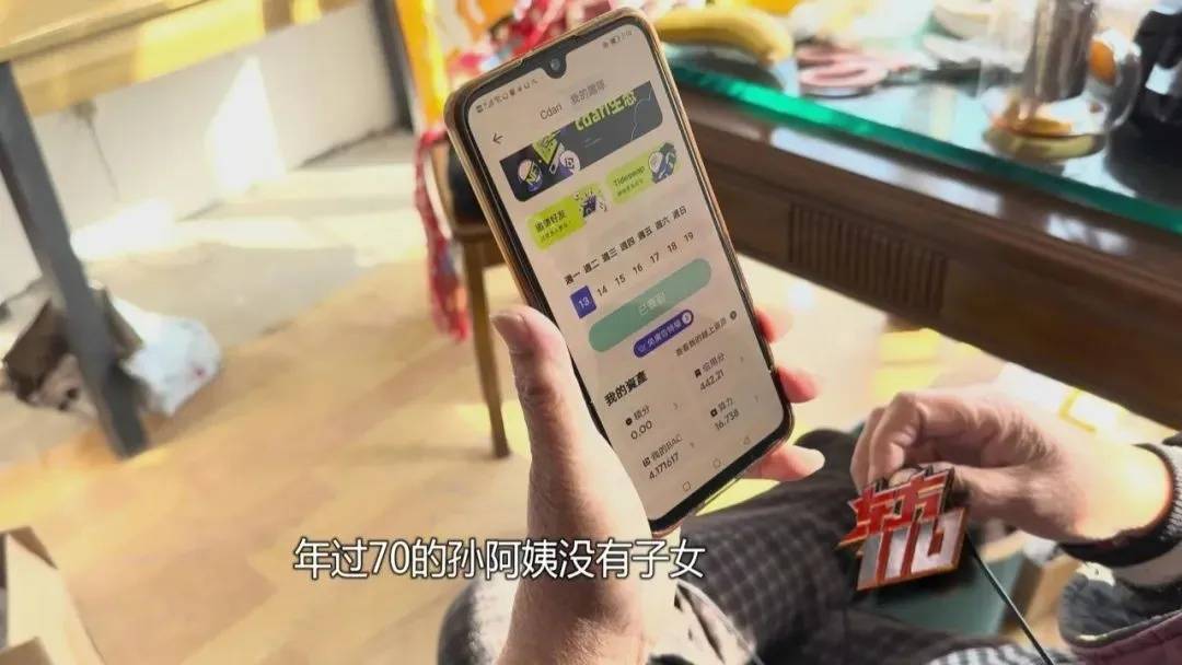 如何申请皇冠信用网_上海阿姨145万现金平铺在沙发上如何申请皇冠信用网,警察傻眼:竟要给陌生人拿走?