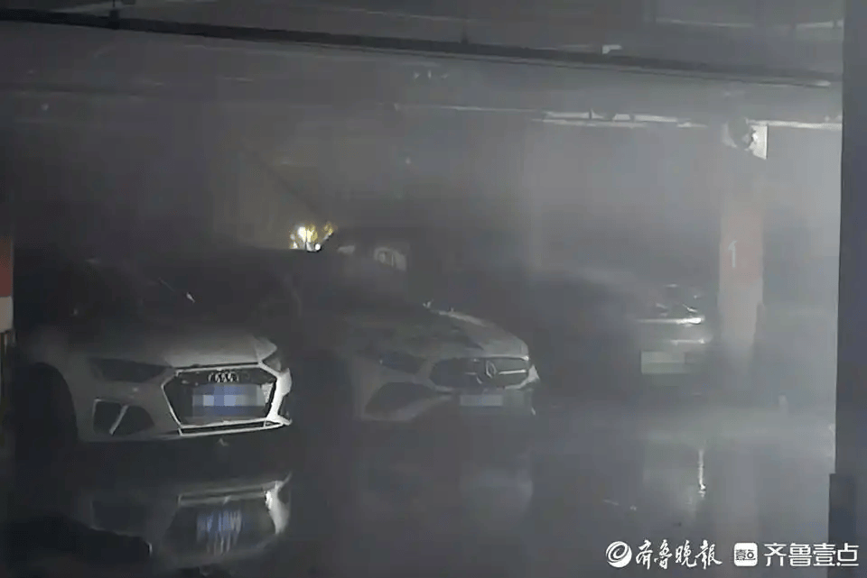 介绍个正网信用网址_一小鹏汽车突然起火介绍个正网信用网址,小区17辆车完全或严重烧损,包括奔驰、宝马等豪华车!车企回应:涉事车曾加改装