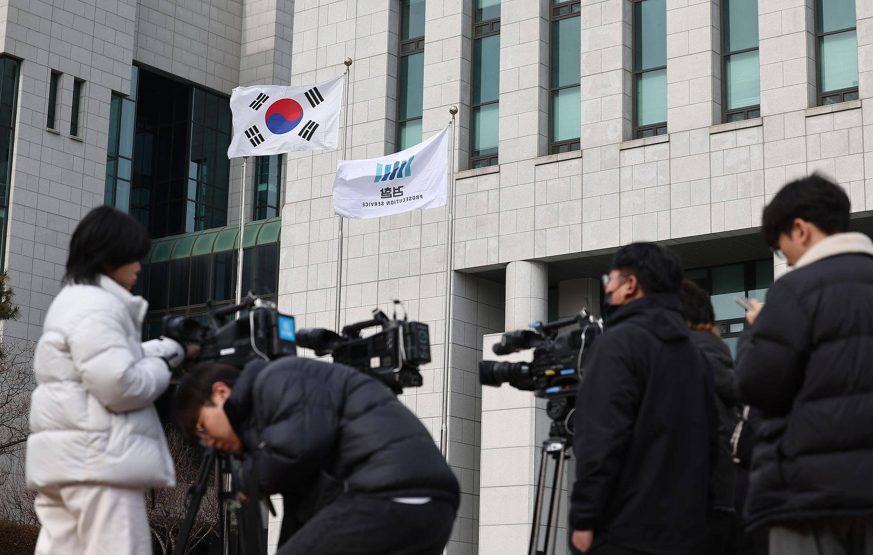 信用平台出租_逮捕令将到期信用平台出租,最多2天尹锡悦将“回家过年”?检方召集全国检察官开会,商讨是否起诉