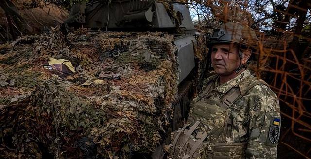 皇冠登1登2登3_17公里血路铺成战场炼狱！顿巴斯要塞岌岌可危皇冠登1登2登3，乌防线即将坍塌