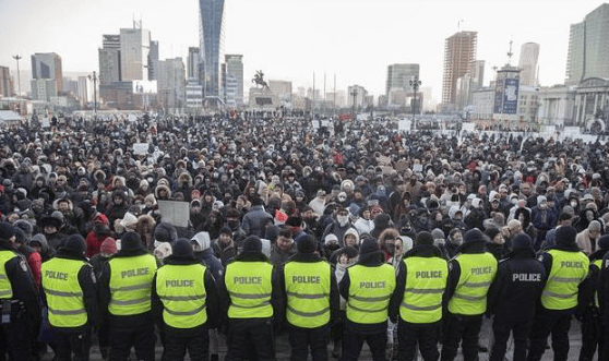 皇冠信用网平台代理_果然出事了!邻国突然爆发动乱皇冠信用网平台代理,3000人齐聚首都,中俄必须做好准备