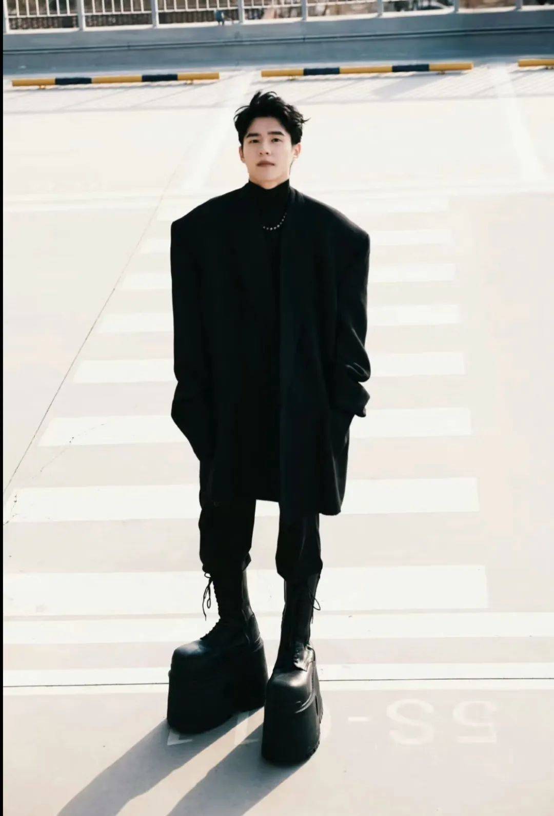 亚洲杯直播_《唐探1900》亚洲杯直播,电影一般,陈思诚对刘昊然的爱绝了