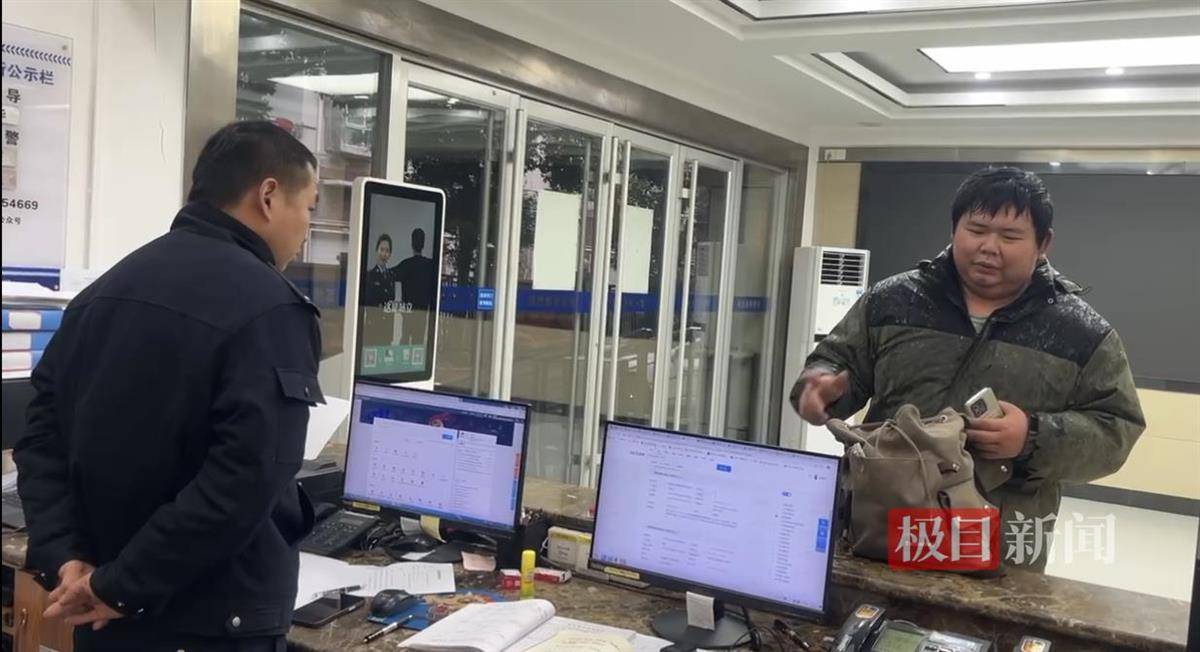 世界杯比赛期间_男子打车回家把手机落在车上世界杯比赛期间,出租车司机暖心送回