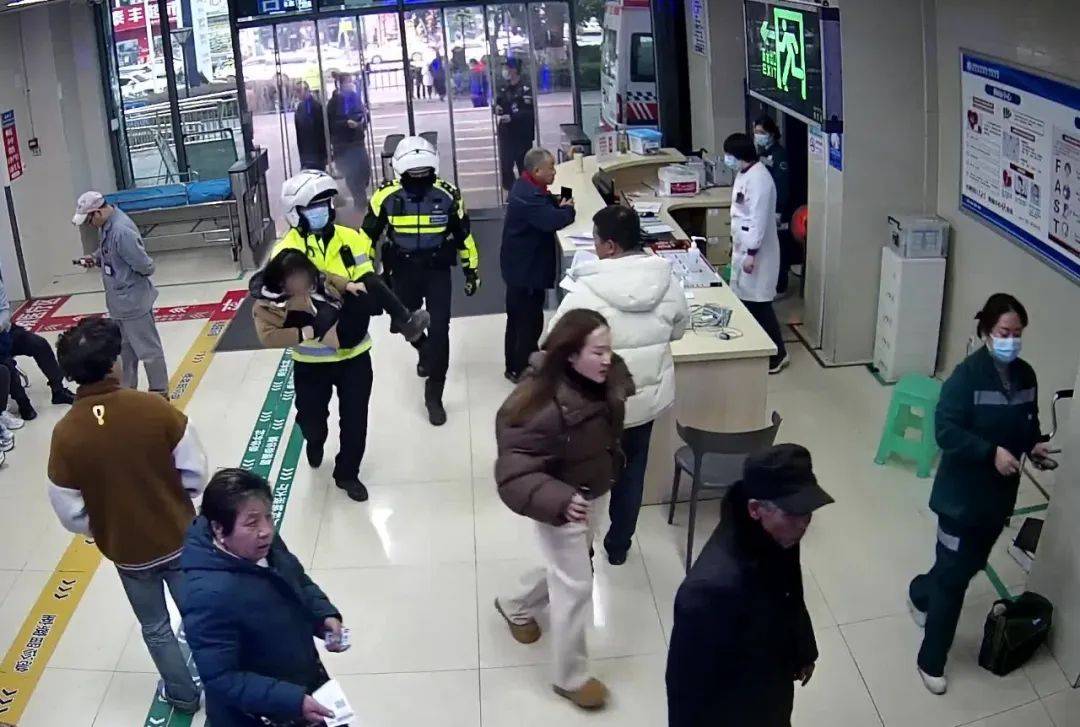 世界杯足球平台代理_《人民日报》刊文报道:重庆合川交巡警疾驰护送患儿就医