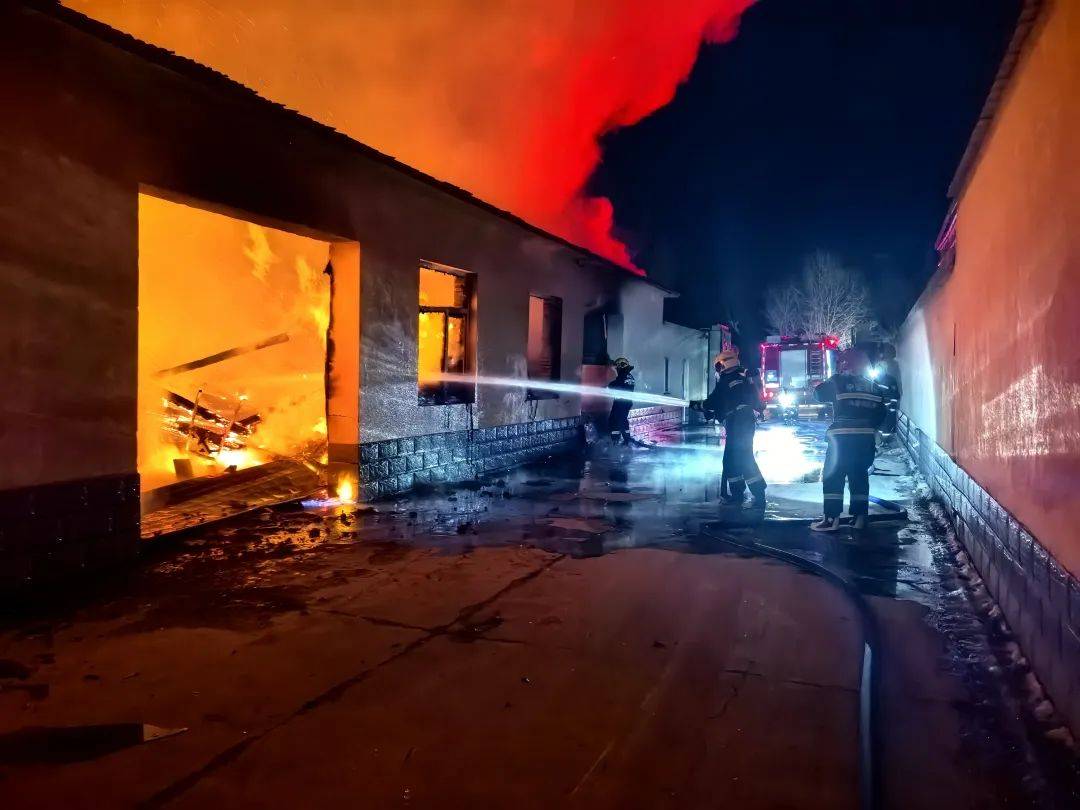 世界杯皇冠代理平台_约4000箱白酒火中炸裂世界杯皇冠代理平台,主人痛失60多万!