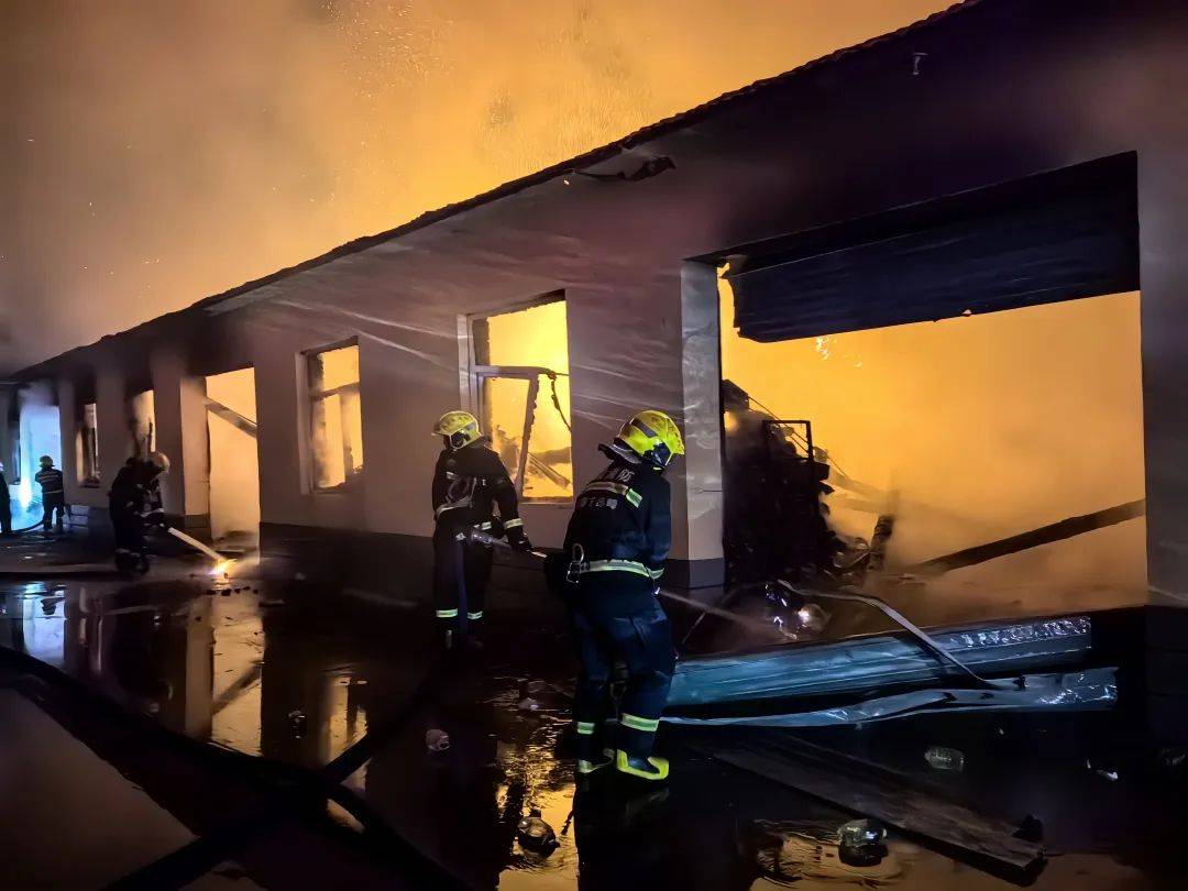 世界杯皇冠代理平台_约4000箱白酒火中炸裂世界杯皇冠代理平台,主人痛失60多万!