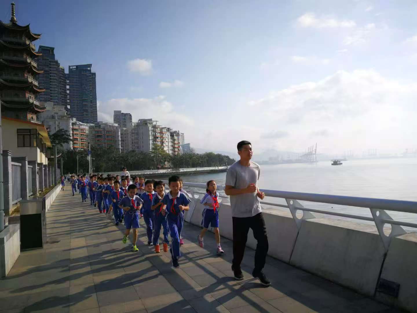 皇冠APP下载_新闻分析:深圳如何让上万中小学生摘掉“小眼镜”