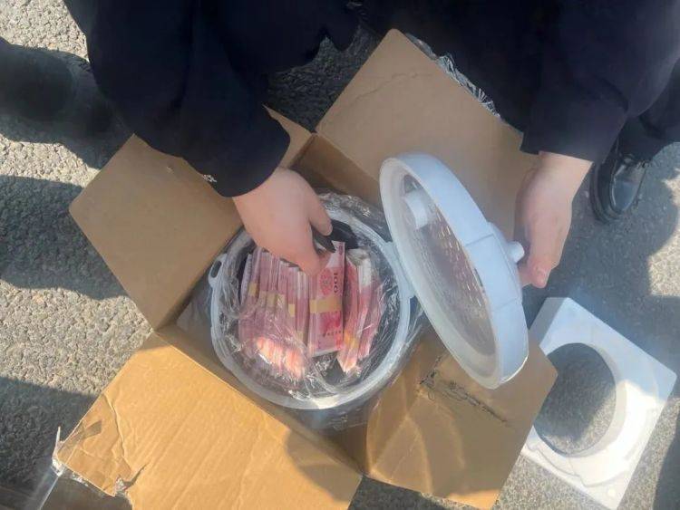 皇冠会员开户申请_打开电饭煲一看：8万元现金皇冠会员开户申请！女子被当街拦下