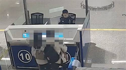 皇冠信用網代理_男子携外国女友回国结婚皇冠信用網代理，机场发生大乌龙！