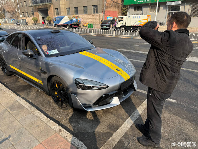 如何申请皇冠信用网_小孩哥下楼看小米SU7 Ultra如何申请皇冠信用网，冲回家拿车模送车主