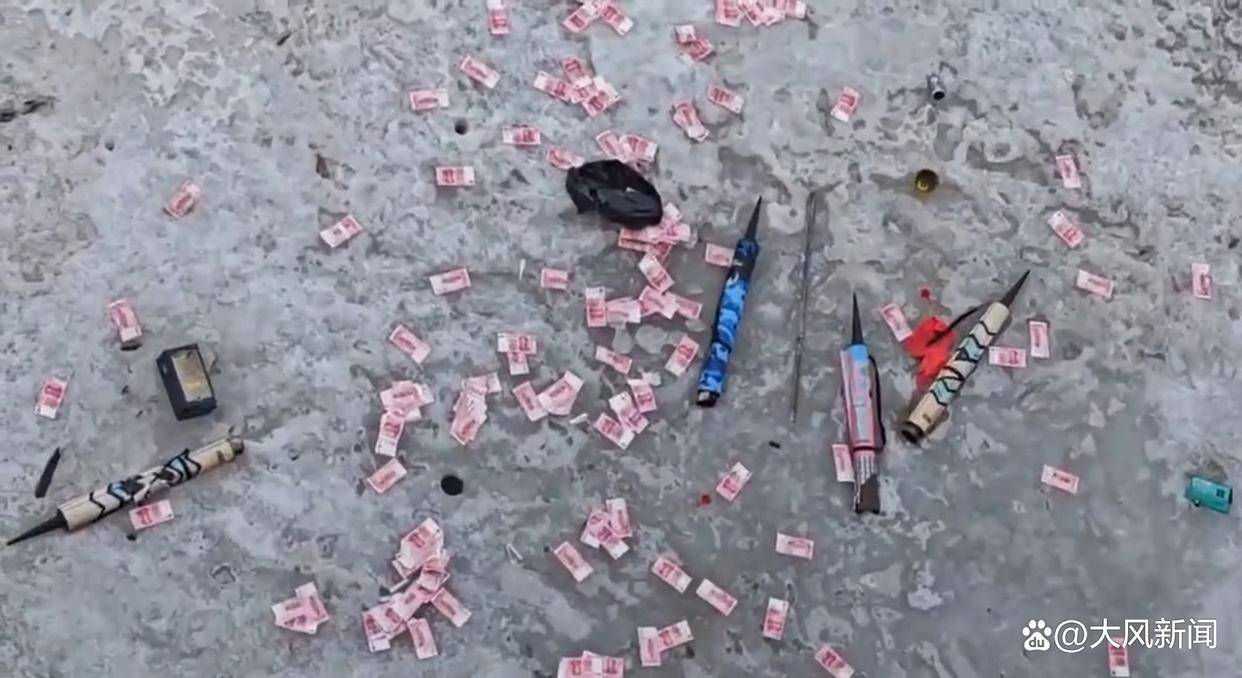 皇冠信用出租代理_网友发视频称大桥下发现大量疑似百元大钞皇冠信用出租代理，山西吕梁民警借助消防梯踩冰捡拾，详情尚在进一步调查