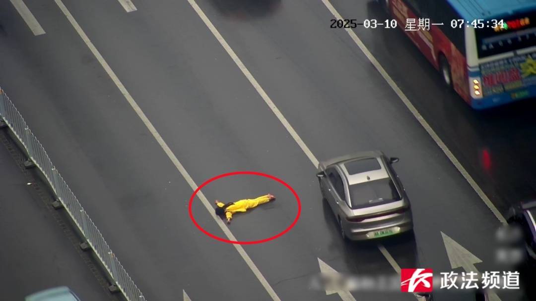 皇冠登3管理出租_女子在车流中穿行皇冠登3管理出租，看见交警后竟直接跳到他身上