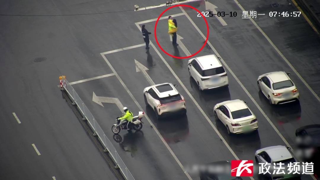 皇冠登3管理出租_女子在车流中穿行皇冠登3管理出租，看见交警后竟直接跳到他身上