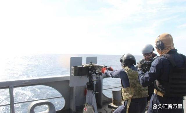 皇冠体育App下载_菲军舰在黄岩岛附近开炮？海军精锐尽出皇冠体育App下载，实则在自家门前“炸鱼”