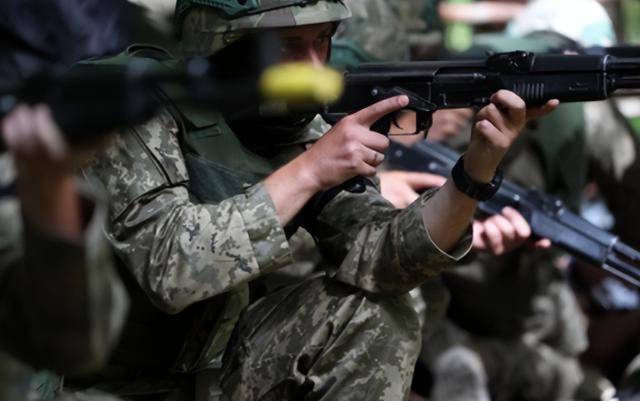 奥地利丁组联赛_乌军刚兵败库尔斯克奥地利丁组联赛,泽连斯基又准备出兵邻国,想“一箭三雕”?