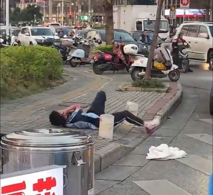 皇冠信用网在线注册_广西南宁一学生被蜜蜂“围殴”倒地 当地警方：正进行24小时留院观察