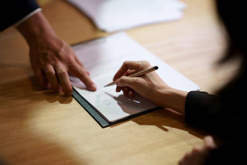 皇冠信用网出租代理_保额50万皇冠信用网出租代理，身故只赔1.38万！“拒赔风波”中谁在抬高理赔门槛？