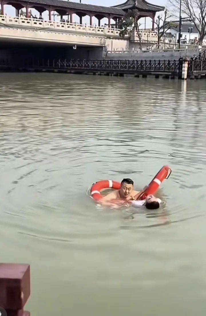 皇冠信用網代理_山东大哥到苏州出差皇冠信用網代理，刚下火车20分钟跳河救人