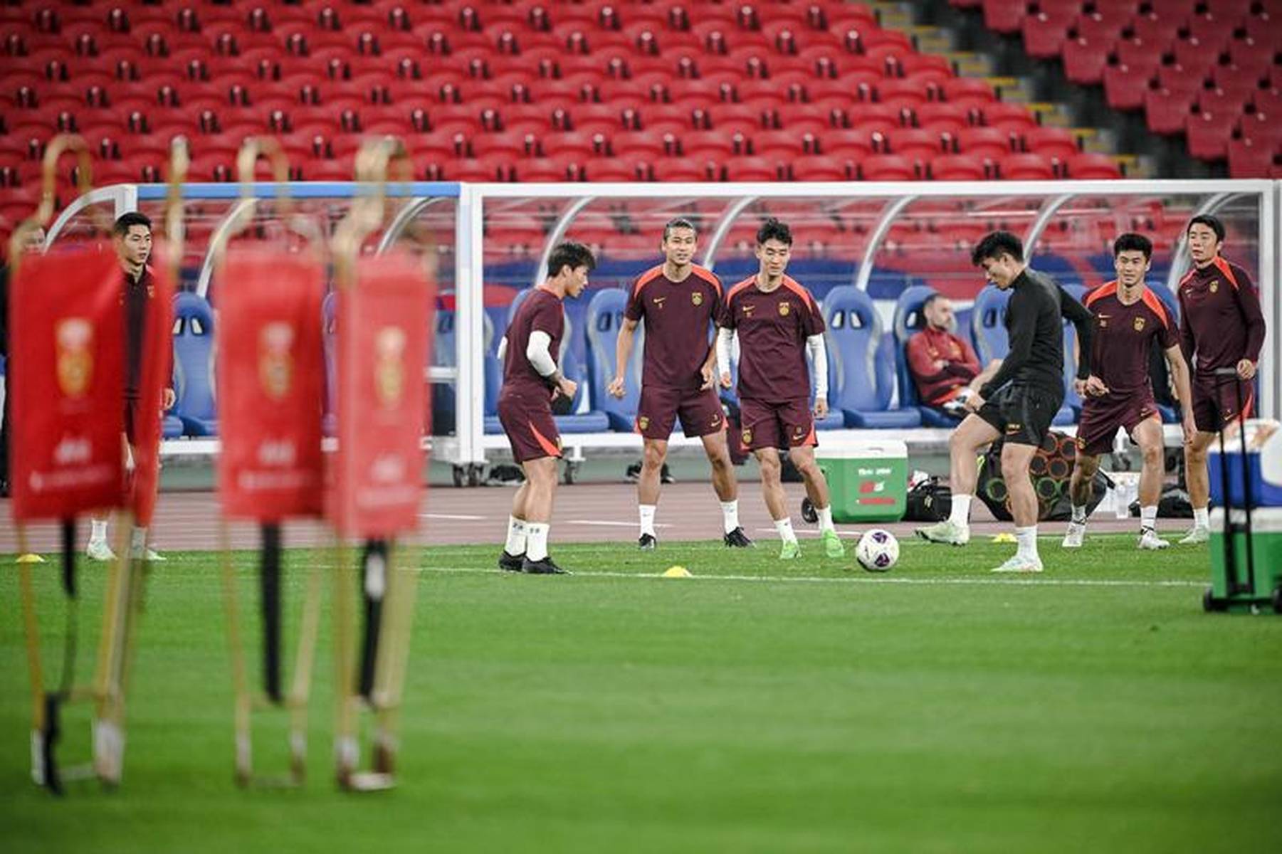 皇冠信用网在线申请_国足VS澳大利亚首发：韩鹏飞黄政宇出战 塞鸟王钰栋替补