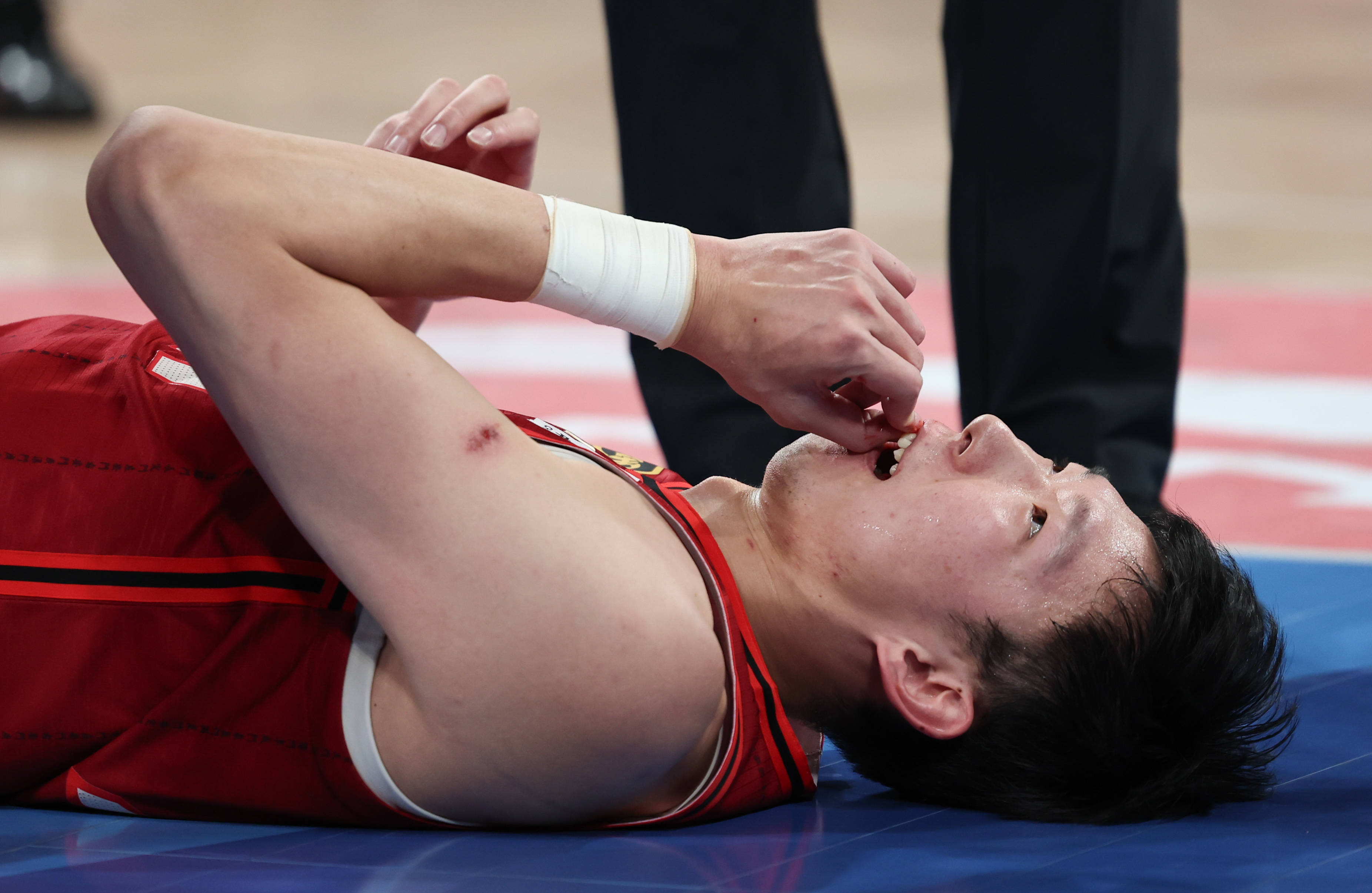 皇冠皇冠信用网开户_曝周琦已做完眼角膜缝合手术 4年前曾出现视网膜裂孔