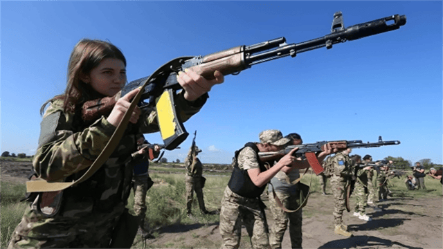 皇冠信用網代理_眼看美欧靠不上皇冠信用網代理，乌克兰妇女迎着枪林弹雨，深入俄军阵地厮杀