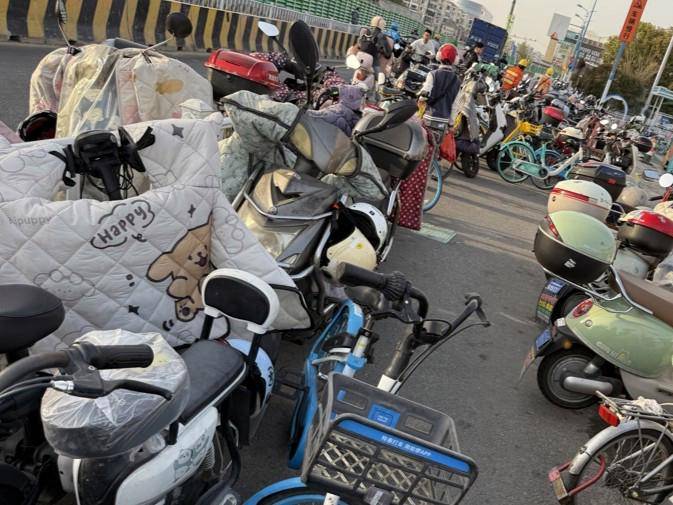 如何申请皇冠信用網
_上海女子崩溃:就住在地铁口如何申请皇冠信用網
,但出行一点也不方便!不到50米的路,充满各种障碍→