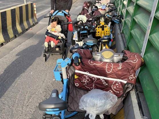 如何申请皇冠信用網
_上海女子崩溃:就住在地铁口如何申请皇冠信用網
,但出行一点也不方便!不到50米的路,充满各种障碍→