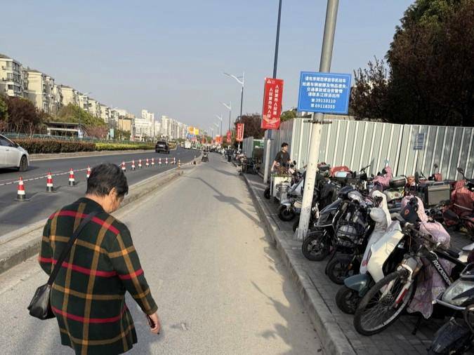 如何申请皇冠信用網
_上海女子崩溃:就住在地铁口如何申请皇冠信用網
,但出行一点也不方便!不到50米的路,充满各种障碍→