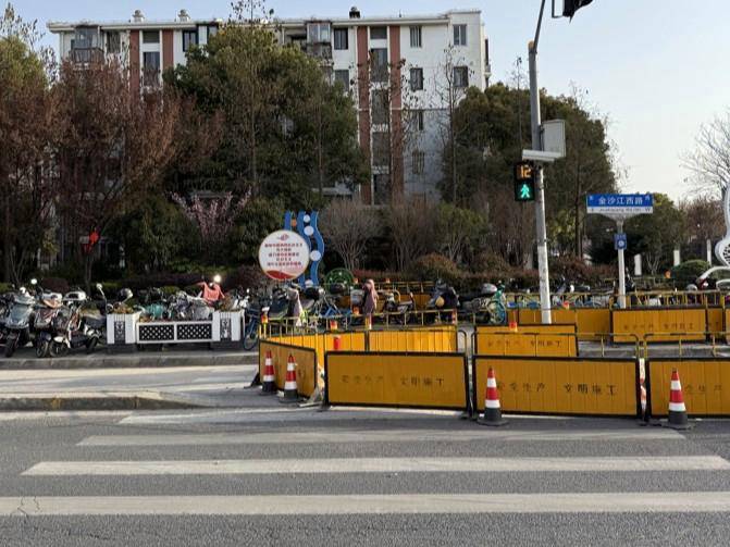 如何申请皇冠信用網
_上海女子崩溃:就住在地铁口如何申请皇冠信用網
,但出行一点也不方便!不到50米的路,充满各种障碍→